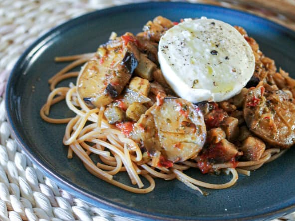 Pâtes complète aux aubergines, tomates et mozzarella