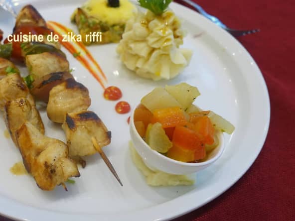 PETITES BROCHETTES DE POULET ET LEURS ACCOMPAGNEMENTS