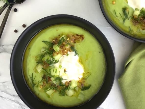 Soupe d’avocat froide et huile croquante à l’ail d'après Yotam Ottolenghi