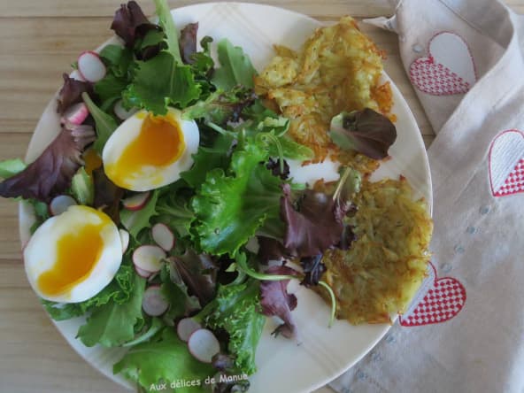 Assiette de salade aux œufs mollets et pommes de terre paillasson