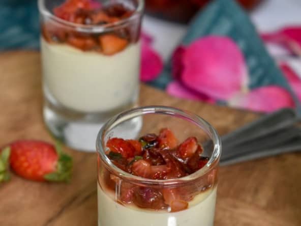 Verrines apéritives panna cotta chèvre, tomate et fraise