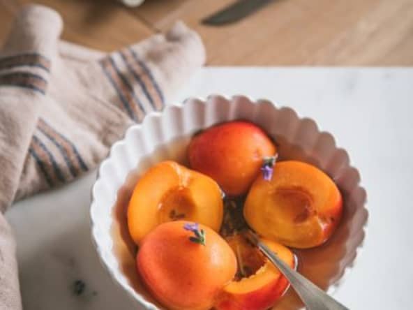 Nage d’abricots au sirop de lavande