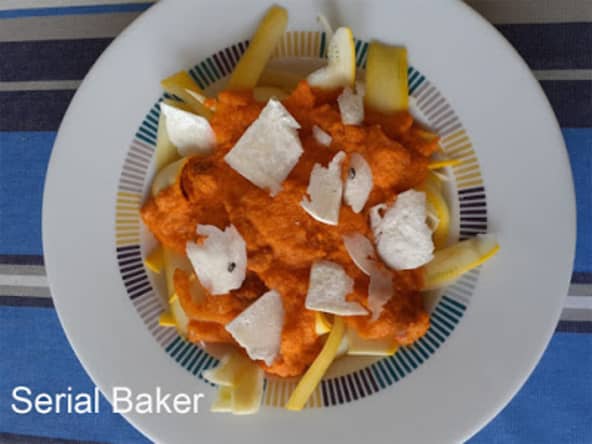 Tagliatelles de courgette jaune à la sauce tomate