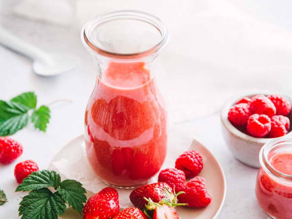 Smoothie fraise framboise, prêt en 5 minutes seulement