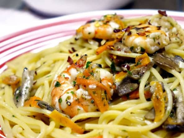 Pâtes carbonara de la mer aux moules, palourdes, crevettes, et calmar