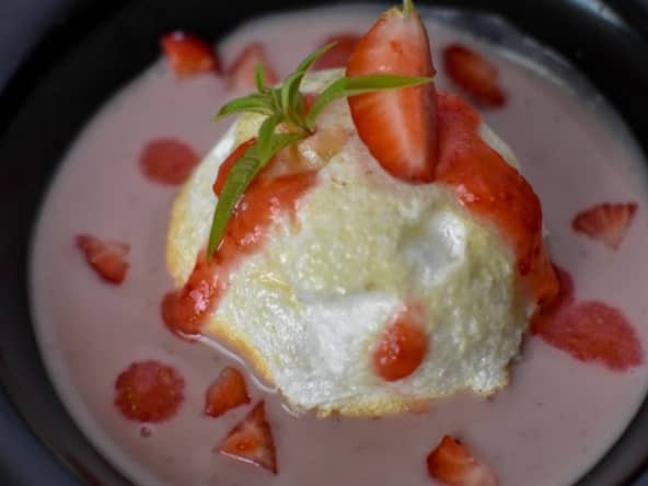 Oeufs neige et crème anglaise à la fraise et à la verveine