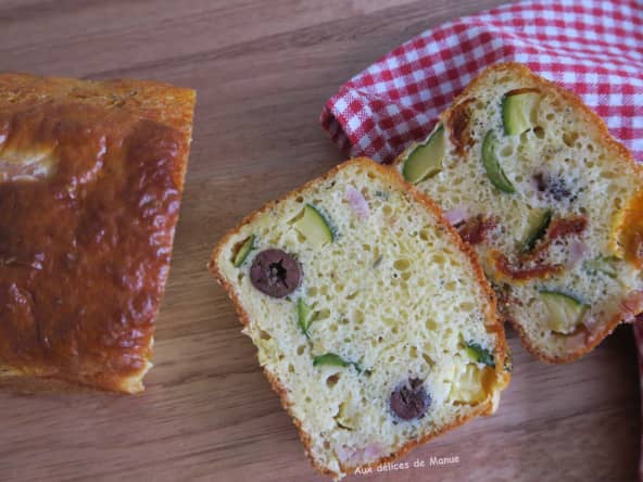 Cake à la courgette, tomates séchées, rôti de porc, olives et fromage emmental