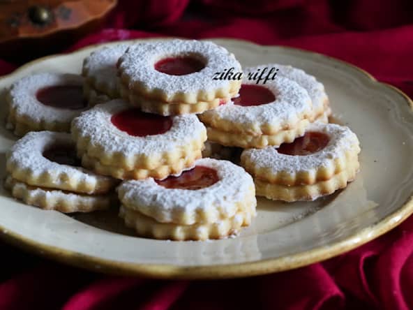Petits SABLÉS FONDANTS PUR BEURRE À LA CONFITURE DE FRAISES 
