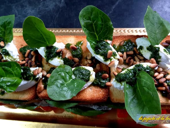 Croque-cake au fromage de chèvre frais et pousses d’épinards