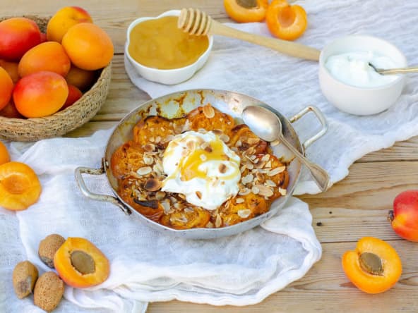 Abricots rôtis au miel, yaourt grec et amandes : un dessert estival