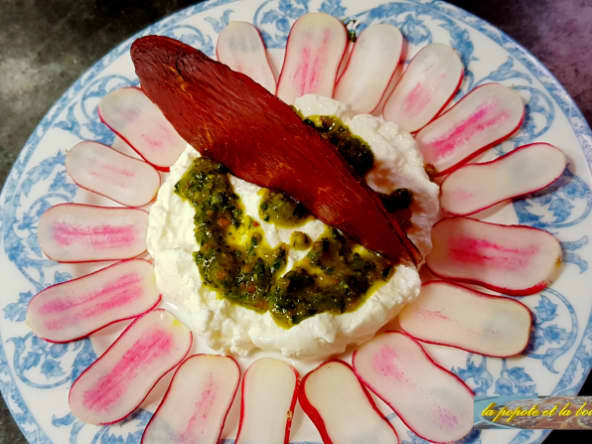Faisselle au pesto et tuile de bresaola parmesan
