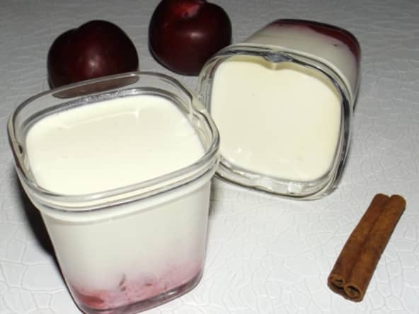 Yaourt crémeux aux prunes et à la cannelle