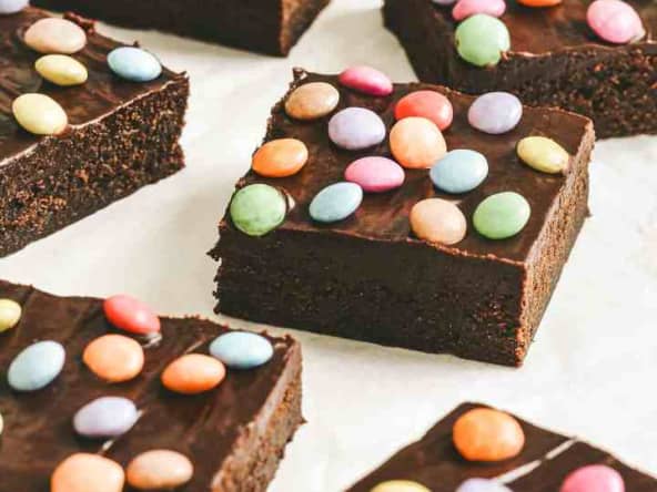 Brownie fondant avec ganache au chocolat et bonbons Smarties