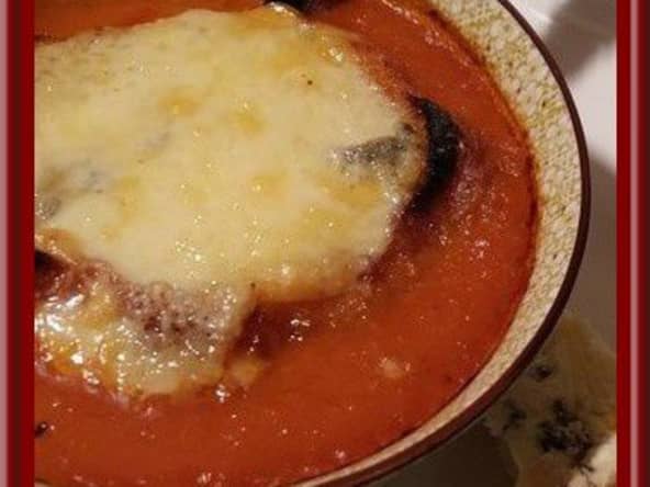 Soupe de tomates gratinée à la fourme persillée