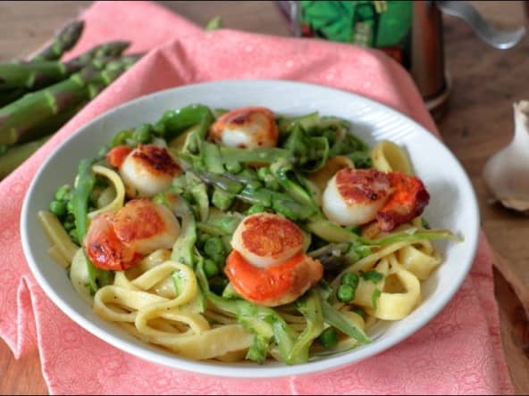 Saint-Jacques aux tagliatelles asperges et petits pois