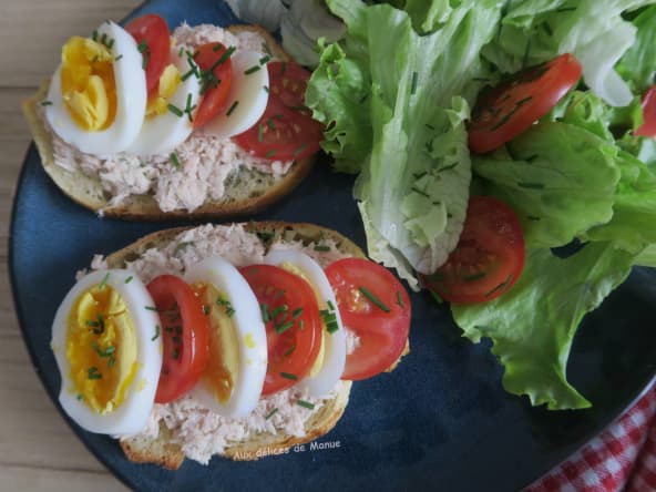 Bruschetta au thon, œufs durs et tomates pour un déjeuner simple et rapide à préparer.