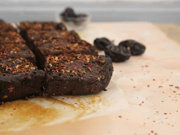 Fondant au chocolat, pruneaux et miso