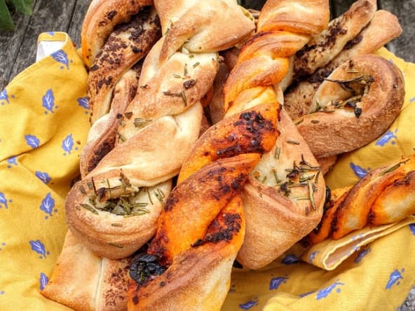 Tresses de pain au levain aux herbes, nduja, olives