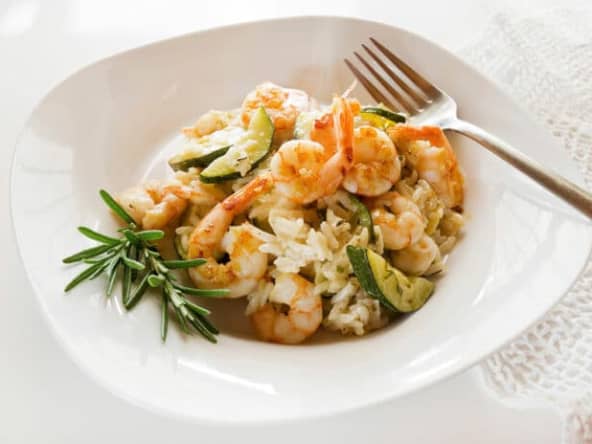 La savoureuse salade de riz aux courgettes et crevettes - Recette régime