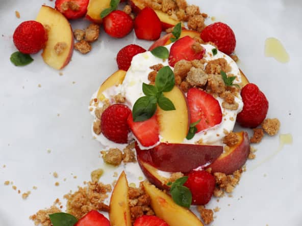 Burrata crémeuse, fraises et pêches, crumble au sarrasin, origan frais, huile d'olive et poivre de Timut