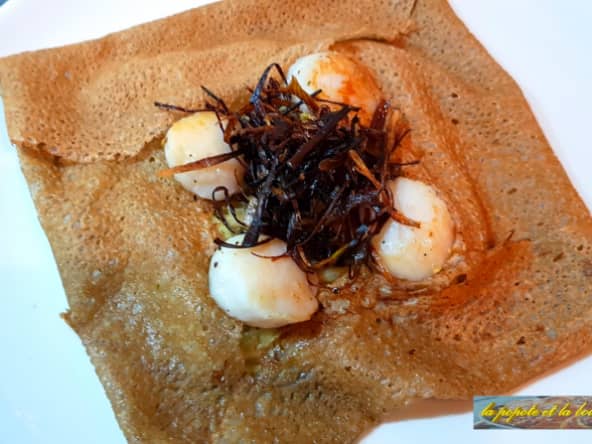 Galette de blé noir bretonne à la fondue de poireaux et noix de St Jacques
