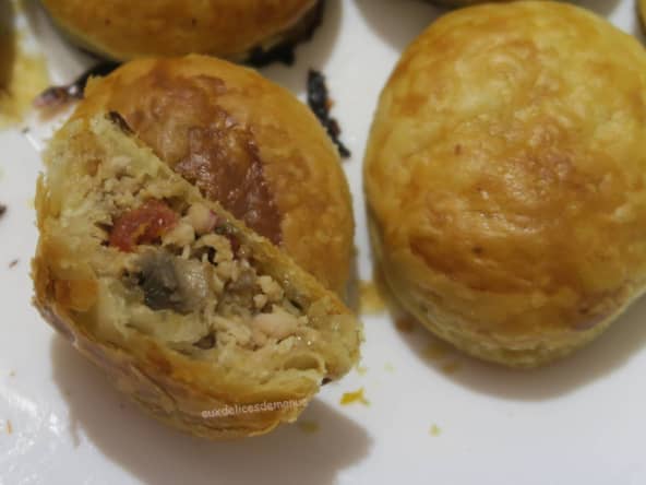 Feuilletés apéritifs au poulet râpé et champignons