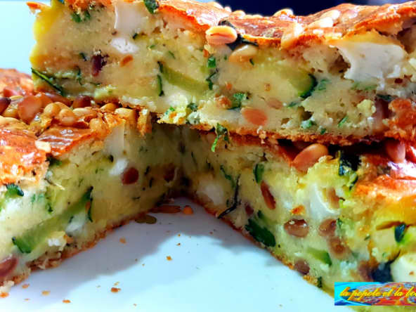 Gâteau aux courgettes, fromage de chèvre et pignons de pin