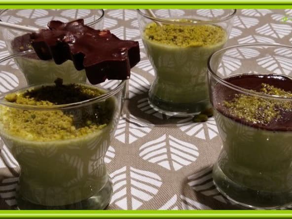 Panna cotta à la pistache et craquants chocolatés