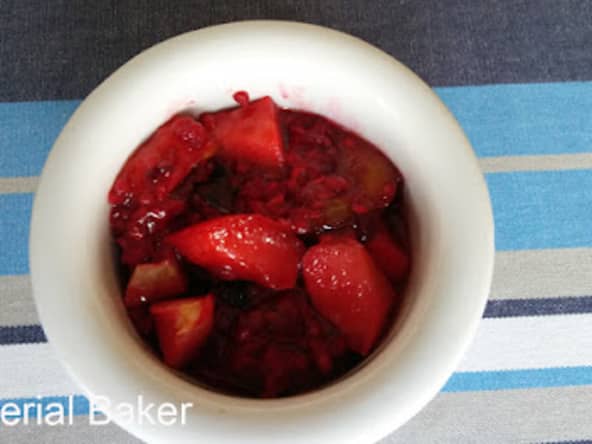 Prunes et pomme rôties au miel, coulis framboise, biscuit pistache