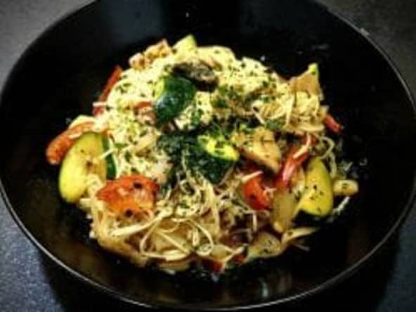 Nouilles sautées chinoise aux légumes (champignons, poivrons, courgettes)