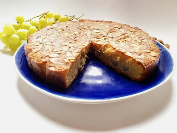 Gâteau moelleux à l'amande et aux raisins, sans farine