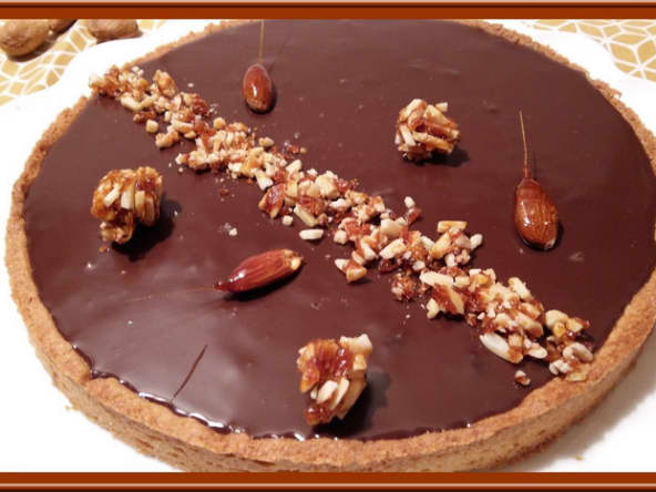 Tarte aux amandes caramélisées à la ganache au chocolat et lait d’amande