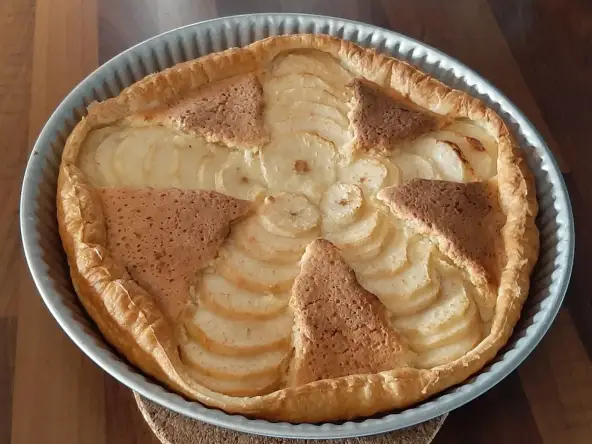 Tarte aux poires fraîches avec poudre d'amande et pâte feuilletée
