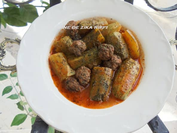 TAJINE DE COURGETTES À LA MENTHE SÉCHÉE ET AUX BOULETTES ( MARKET JRAYWET ) 