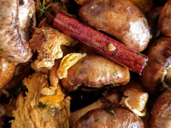 Champignons de Paris et chanterelles poêlés à la cannelle