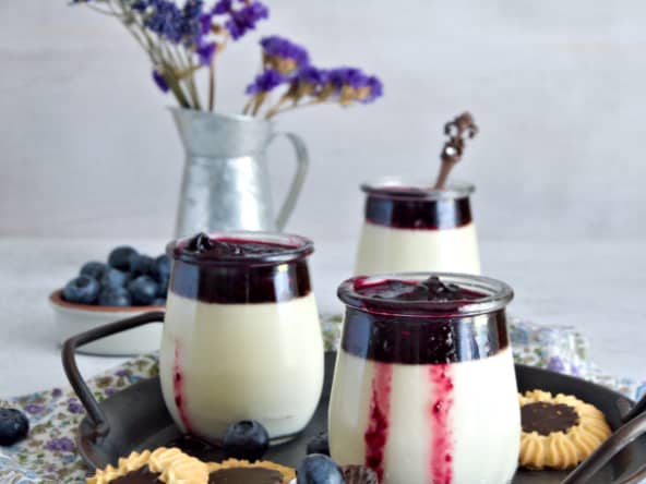 La panna cotta vanillée à la myrtille