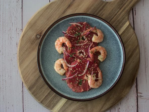 Pomélo aux crevettes et oignon rouge