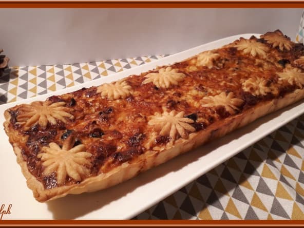 Tarte au poulet, olives et oignon