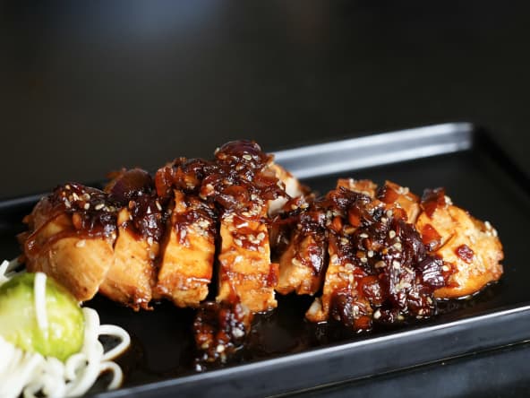 Poulet Teriyaki tranché et nappé de sauce