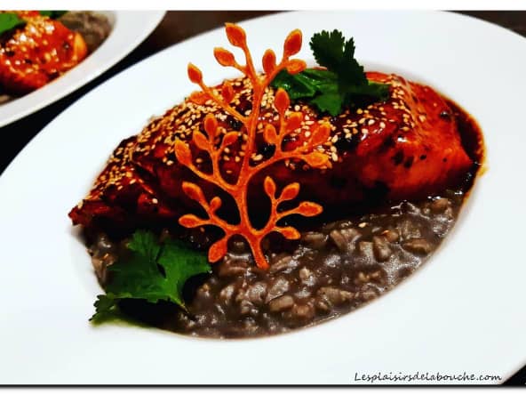 Saumon aux saveurs asiatique et risotto à l'encre de seiche.