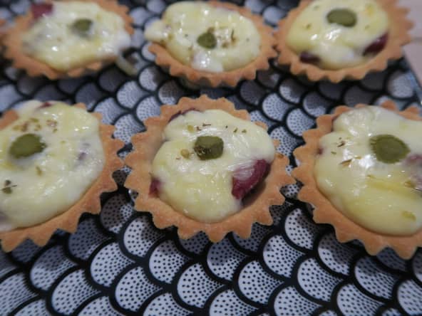 Tartelettes à  la bresaola, reblochon et cornichons