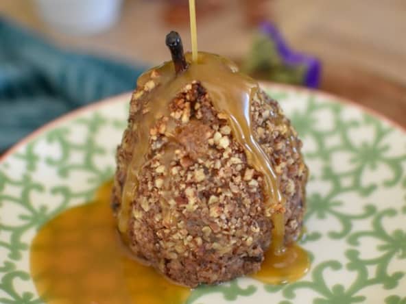 Poire au four frangipane à la noix de pécan et caramel au sirop d’érable
