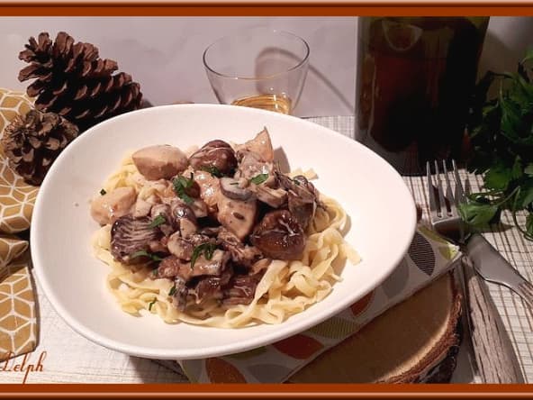 Filet de poulet jaune aux champignons, châtaignes et sauce vin jaune