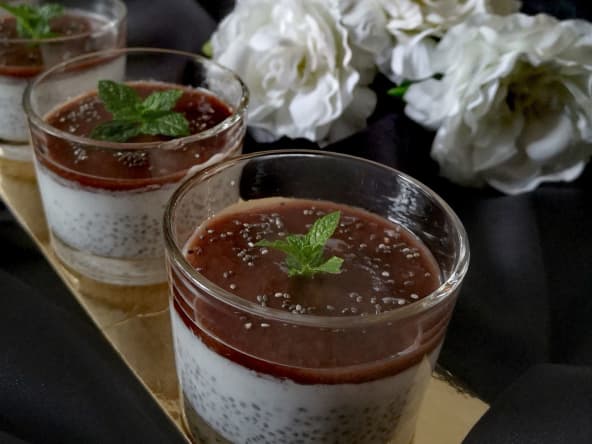 Pudding végétalien au lait de coco, graines de chia et coulis de fraises