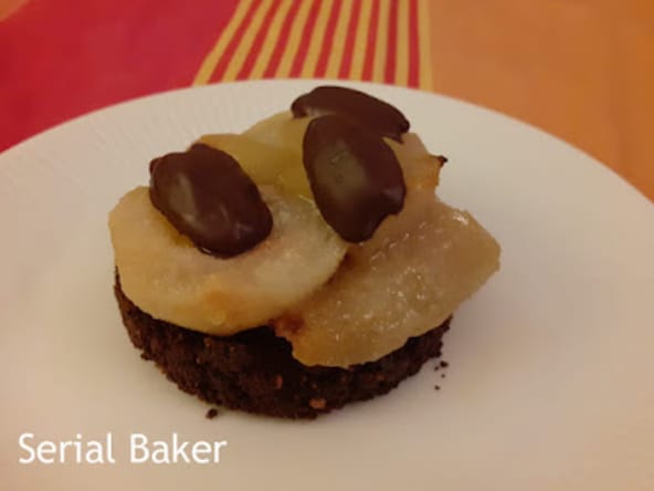 Poire rôtie au four et sablé cacao