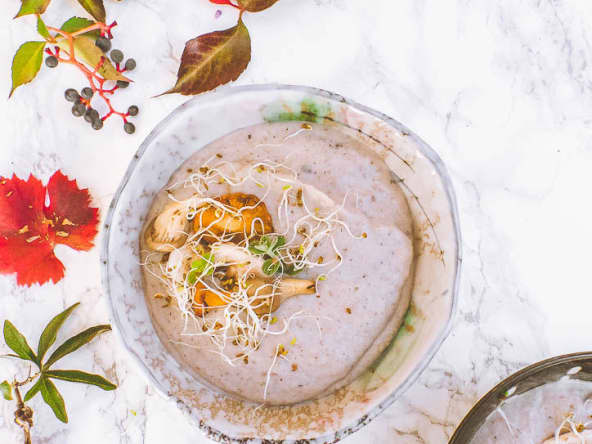 Soupe crémeuse et healthy au chou-fleur et aux champignons de Paris rôtis