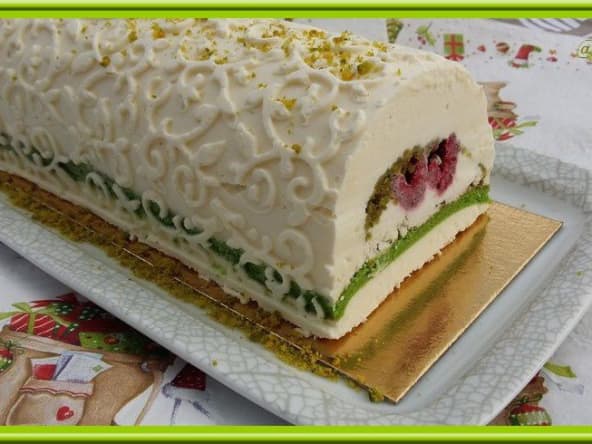 Bûche chocolat blanc, framboises, pistaches