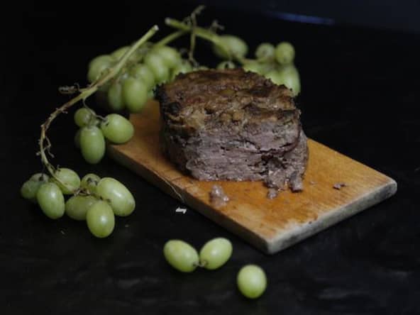 Terrine de magret de canard au raisin blanc