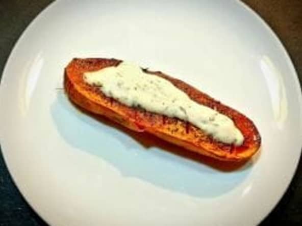 Patate douce au four accompagnée d'une sauce yaourt. Recette healthy !