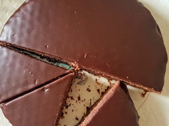 Sachertorte, gâteau au chocolat fourré à la confiture, ganache choco-caramel